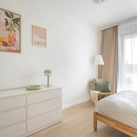 Apartment Quiet Near Center & Airport - Balcony, Fast Wi-fi *