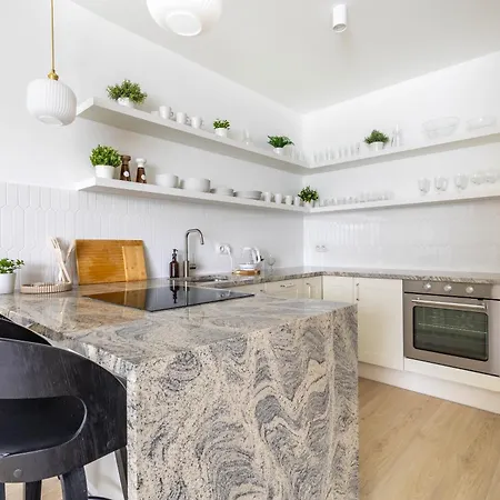 Apartment Quiet Near Center & Airport - Balcony, Fast Wi-fi