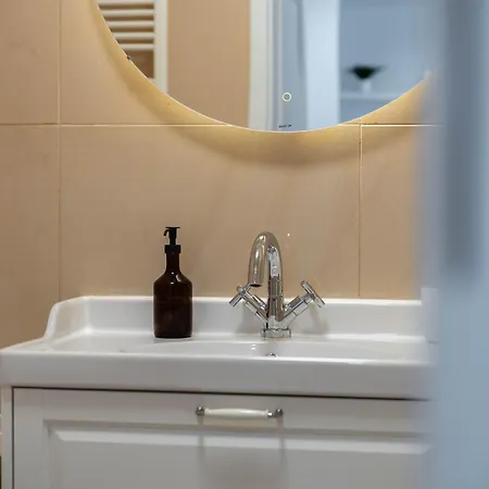 Quiet Apartment Near City Center & Airport - Balcony, Fast Wi-Fi Lejlighed *