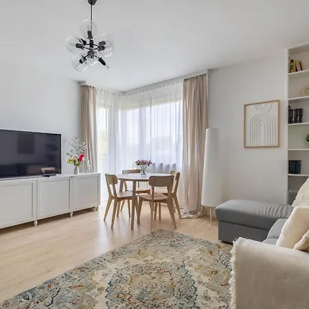 Quiet Apartment Near City Center & Airport - Balcony, Fast Wi-Fi Lejlighed