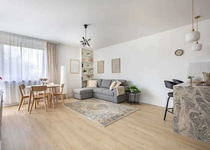 Quiet Near Center & Airport - Balcony, Fast Wi-fi Apartment