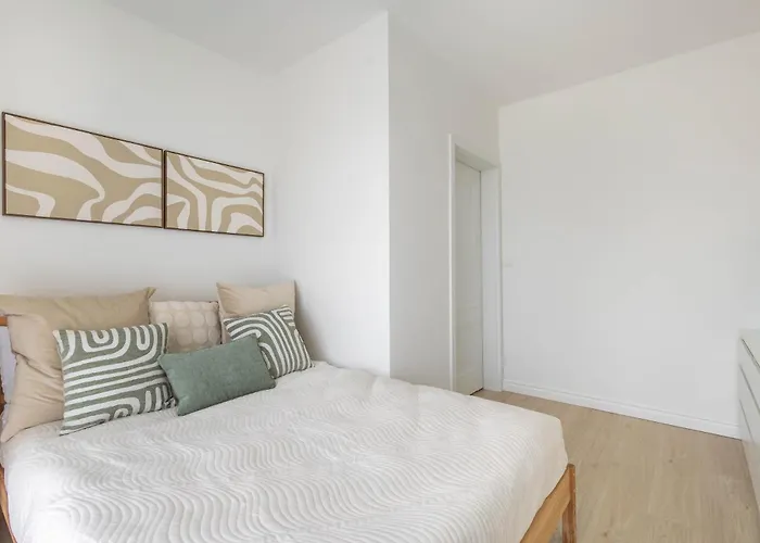 Quiet Near Center & Airport - Balcony, Fast Wi-fi *