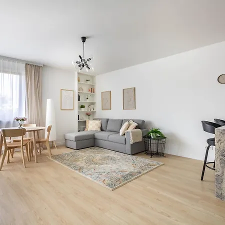 Quiet Near Center & Airport - Balcony, Fast Wi-fi דירה